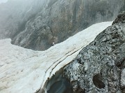 68 risaliamo aggirando il roccione strcarico di neve...